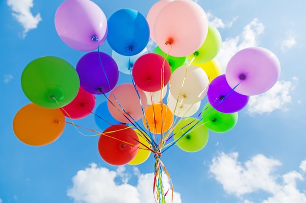 Photo bouquet de ballons colorés sur fond de ciel