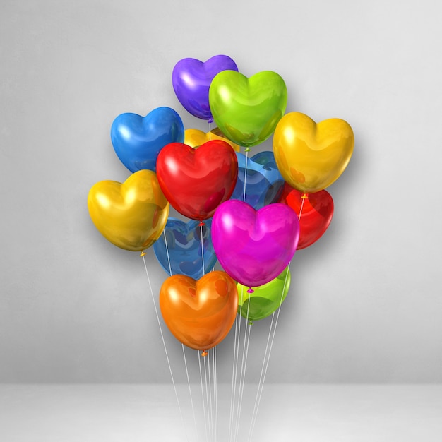 Bouquet de ballons en forme de coeur coloré sur une surface blanche