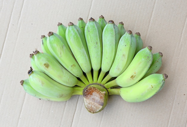 Bouquet de banane verte sur papier cartonné recyclé