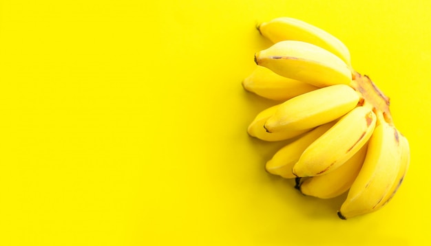 Bouquet de bananes sur des fruits jaunes frais et sains