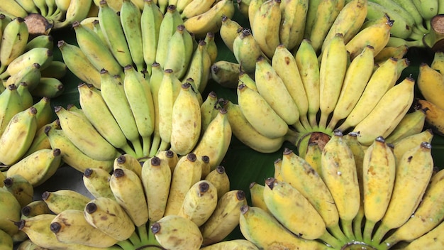 Bouquet de bananes mûres sur un marché de rue