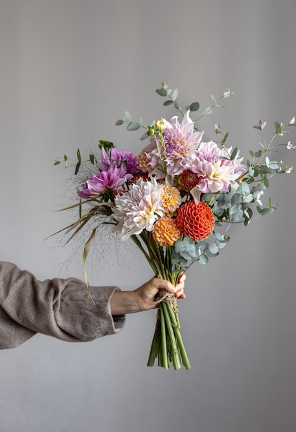 Un bouquet de beaux chrysanthèmes dans un espace de copie de main de femme