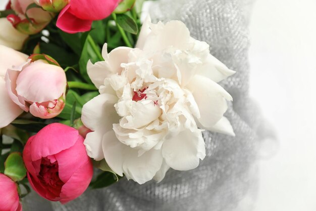 Bouquet de belles fleurs de pivoine colorées closeup