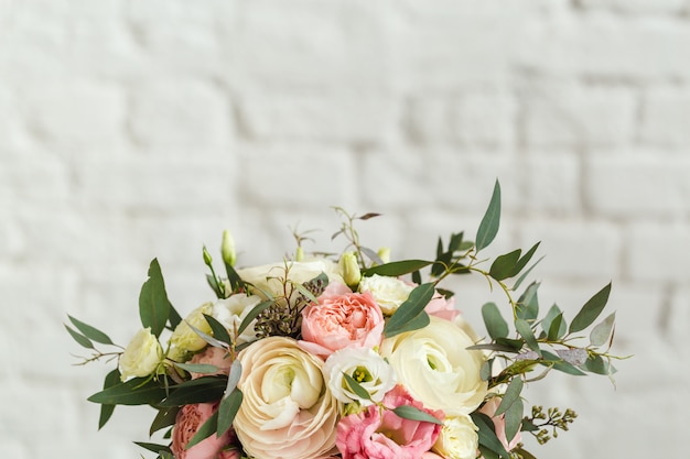 Bouquet de belles fleurs roses et blanches