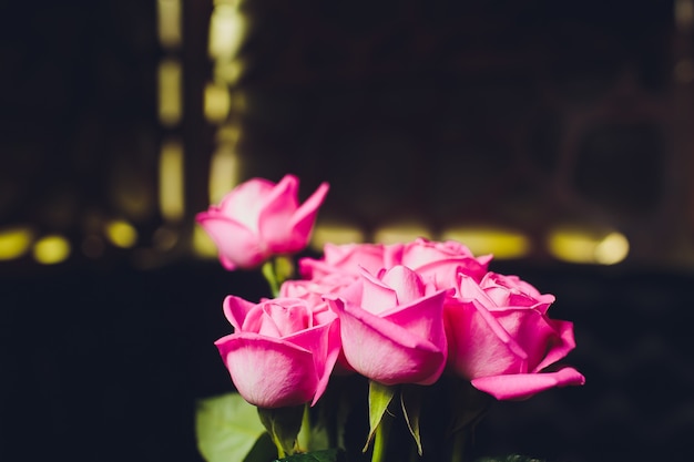 Bouquet de belles fleurs roses sur fond noir