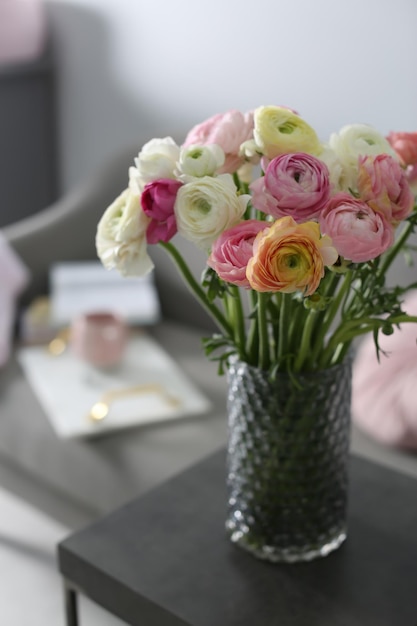 Bouquet de belles renoncules sur table dans le salon