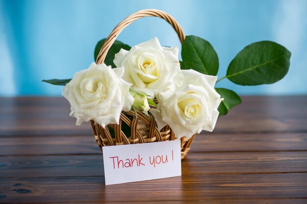 bouquet de belles roses blanches sur une table en bois