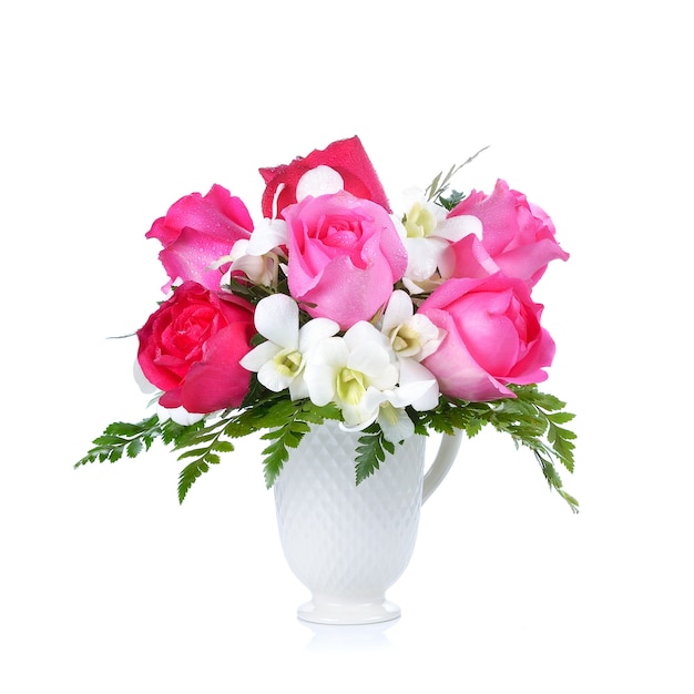 Bouquet de belles roses roses sur blanc