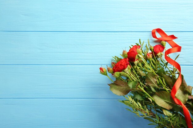 Bouquet de belles roses rouges sur fond de bois