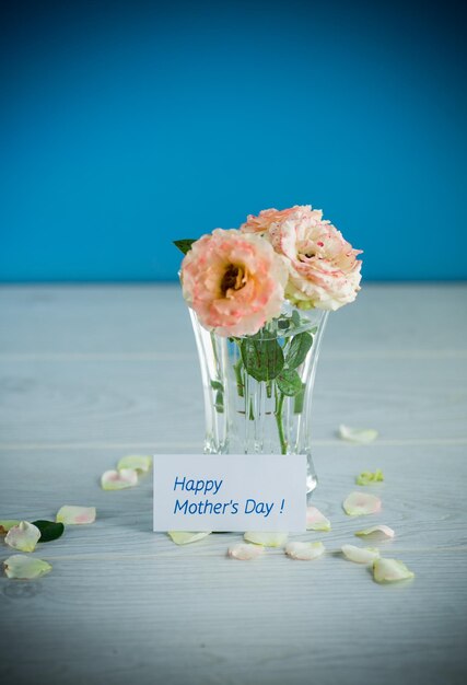 Bouquet de belles roses sur une table en bois