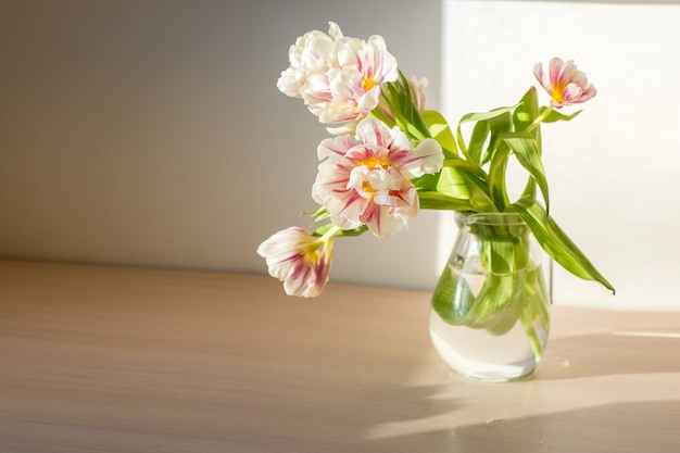 Bouquet de belles tulipes Espace copie Célébration de la journée internationale de la femme fond de mur blanc intérieur scandinave