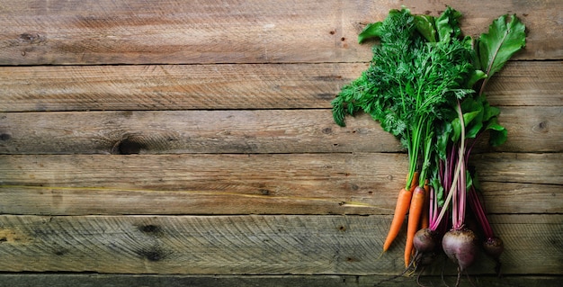 Bouquet De Betteraves Et De Carottes Biologiques Fraîchement Récoltés, Terre Et Feuilles, Vue De Dessus