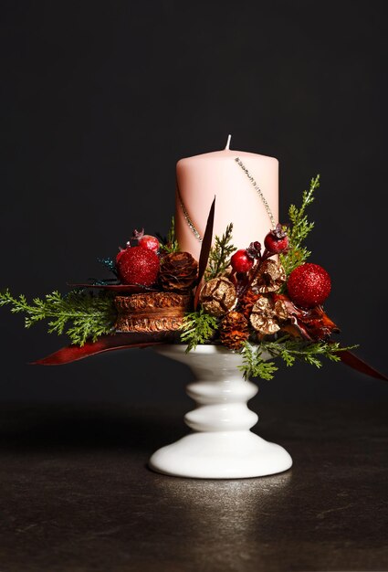 Photo bouquet avec une bougie rose et divers éléments floraux pour la décoration intérieure