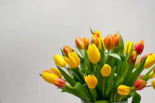 Bouquet avec bouquet de fleurs de tulipes jaunes et oranges