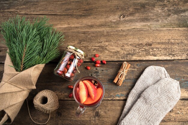 Bouquet De Branches De Pin, Vin Chaud Et Mitaines Sur Fond En Bois.