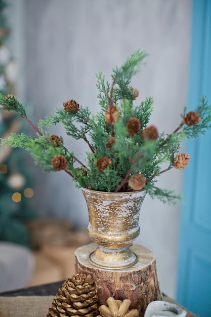 Bouquet de brindilles avec des pommes de pin