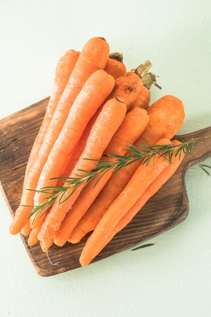 Bouquet de carottes fraîches sur fond rustique Nourriture végétale végétalienne saine