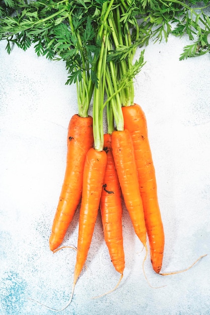 Bouquet de carottes de printemps frais sur fond de table gris Vue de dessus avec espace de copie