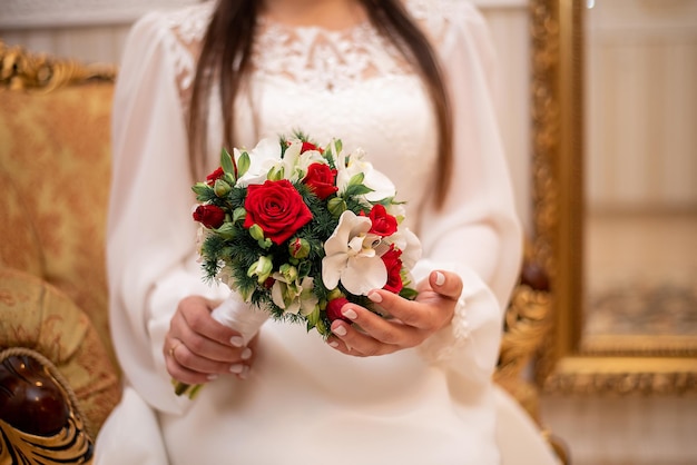 Bouquet à la cérémonie de mariage entre les mains de la mariée idée photo gros plan pour les agences événementielles