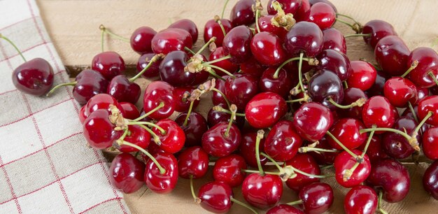 Bouquet de cerises sur la table en bois