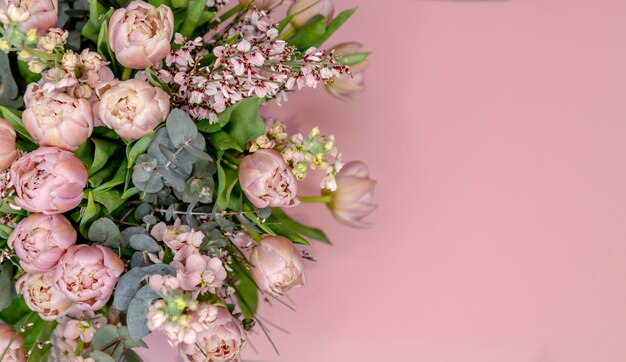 Photo un bouquet chic de tulipes roses sur un fond rose