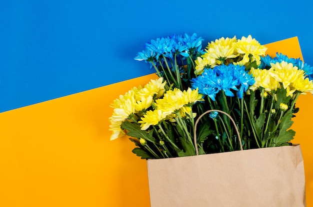 Bouquet de chrysanthèmes de couleurs bleus et jaunes