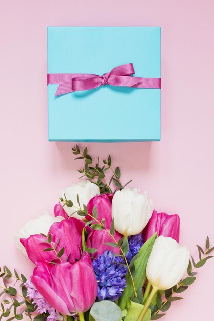 Bouquet et coffret cadeau fond rose