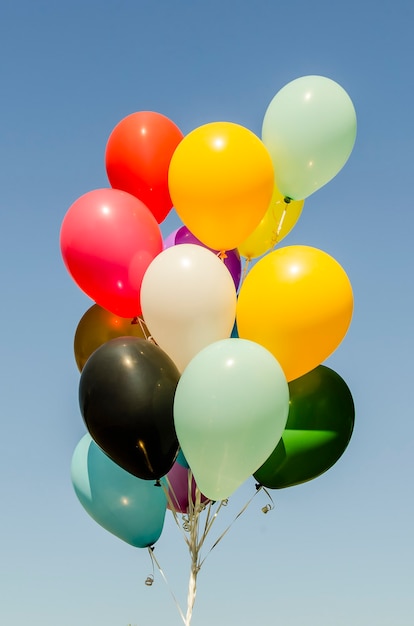 Bouquet coloré de ballons à l'hélium