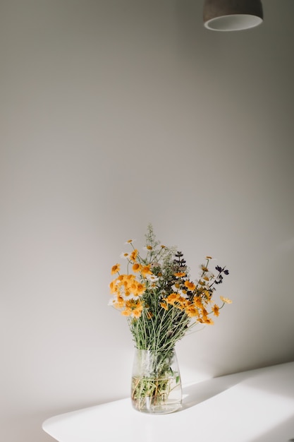 Bouquet coloré de fleurs sauvages au milieu de l'été