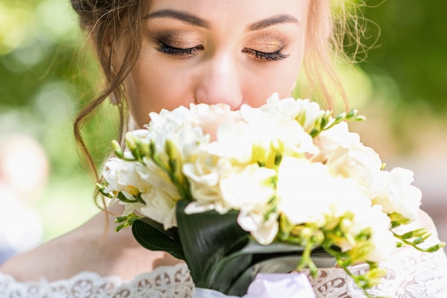 Bouquet dans les mains de la mariée