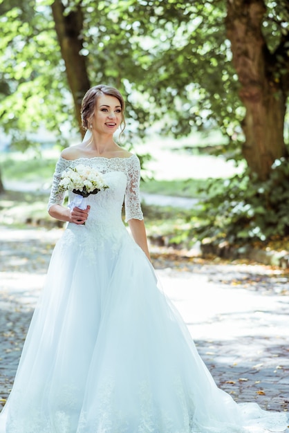 Bouquet dans les mains de la mariée