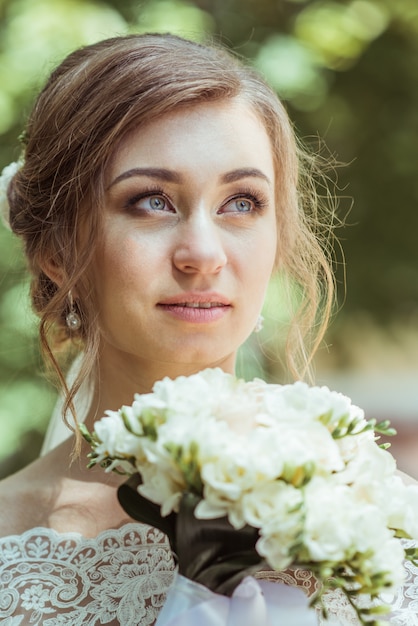 Bouquet dans les mains de la mariée