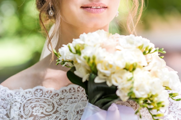 Bouquet dans les mains de la mariée