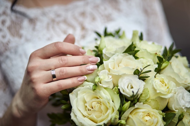 Bouquet dans les mains de la mariée