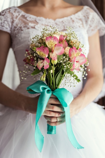 Photo bouquet dans les mains de la mariée