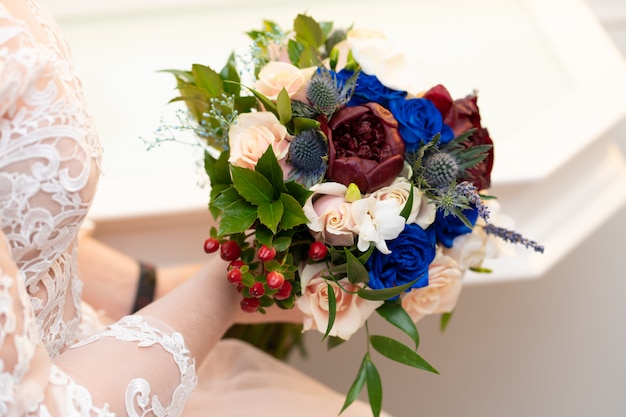 Bouquet décoratif de fleurs fraîches pour la mariée lors de la cérémonie de mariage