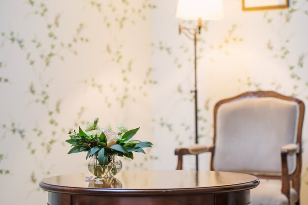 Bouquet délicat dans un vase en verre à l'intérieur vintage