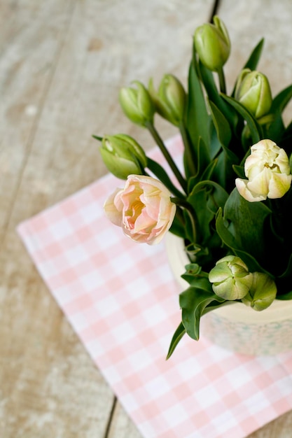 Bouquet de délicates tulipes roses sur la nappe