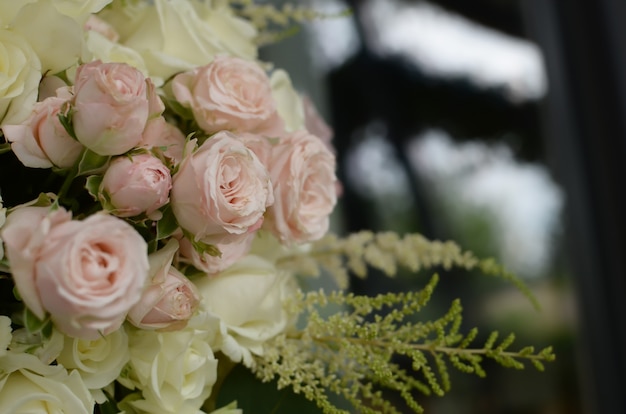 Bouquet doux de roses aux couleurs pastel.