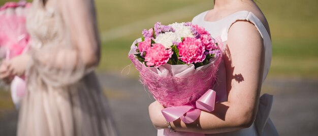 Bouquet Edding dans les mains de la mariée