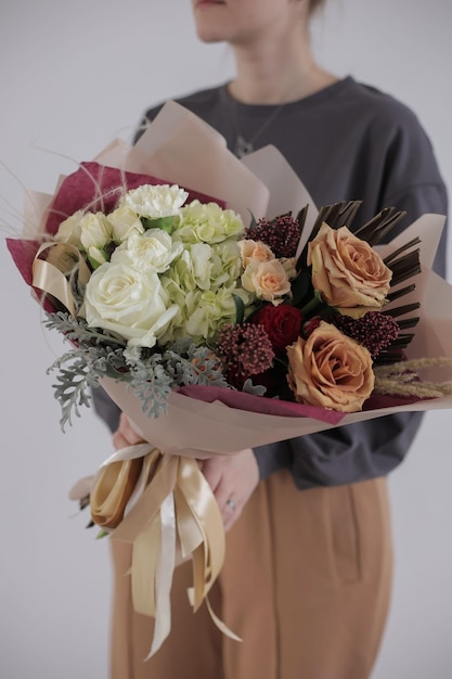 Bouquet élégant et délicat avec hortensia et feuille de palmier