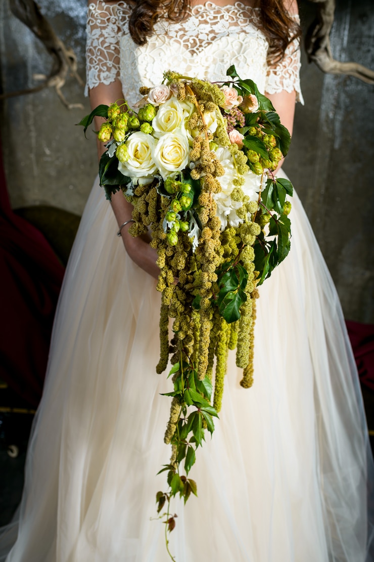 Photo bouquet entre les mains de la mariée