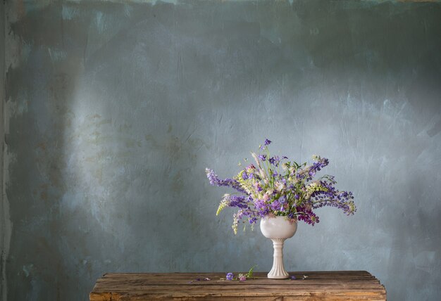 Bouquet d'été dans des couleurs bleues et violettes sur fond sombre