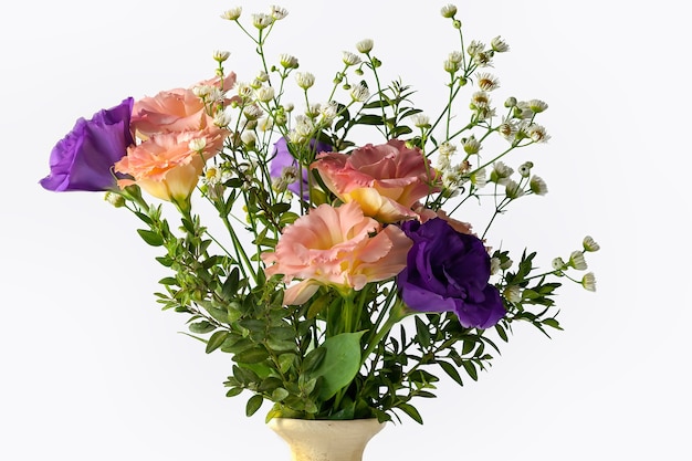 Photo bouquet d'eustoma avec des brindilles de buis et de petites feuilles, isolé sur fond blanc