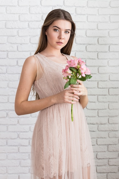 Bouquet de femme avec fleur de printemps