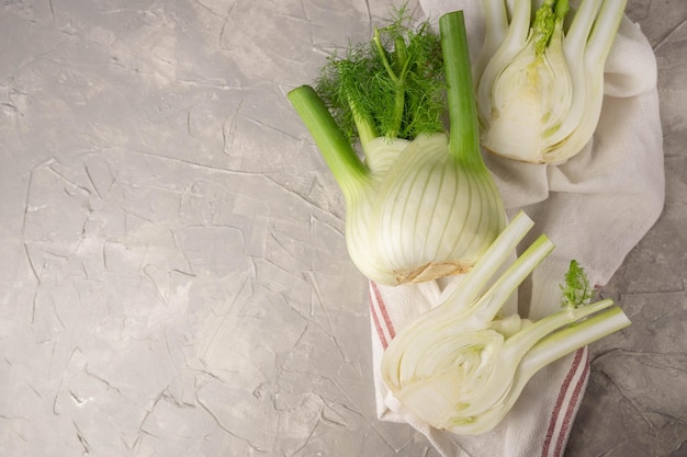 Un bouquet de fenouil sur un tissu blanc