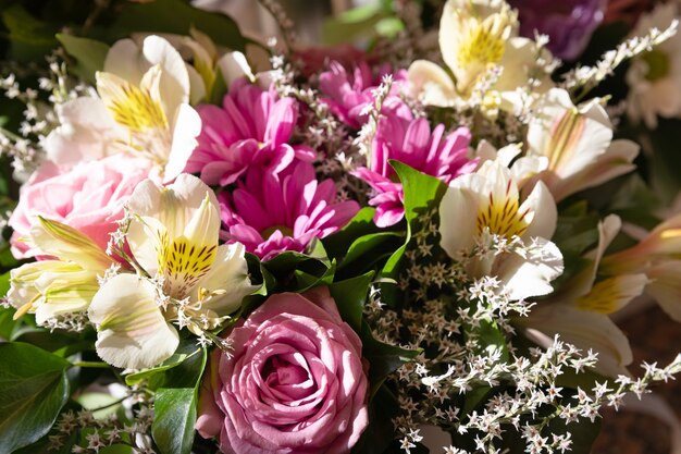 Un bouquet festif de roses et autres fleurs d'été. Fond de fleur