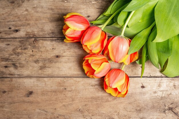 Un bouquet festif de tulipes fraîches sur une table en bois vintage