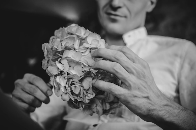 Bouquet de fête avec des fleurs décorées de feuilles