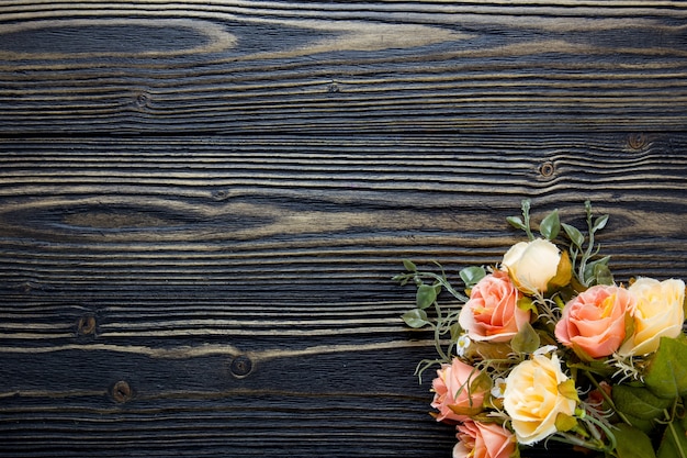 Bouquet de fleur et de la table en bois rustique vide.